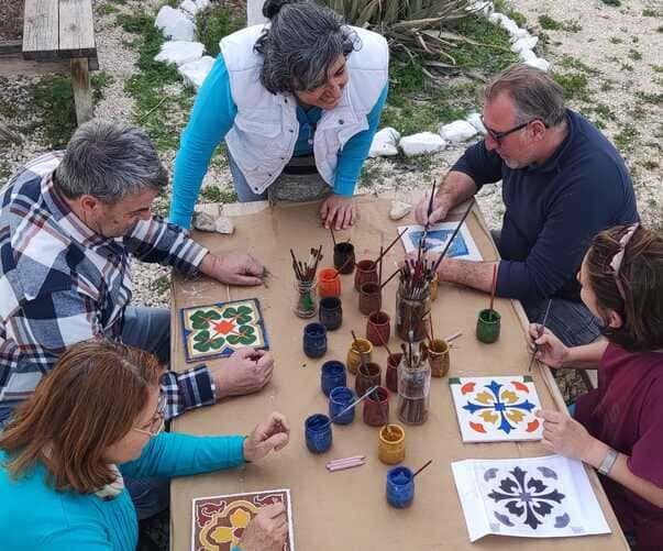 curso-bioconstruccion-alumnos-pintando-ceramica