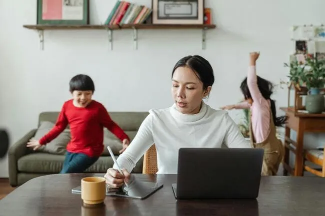 zona-de-trabajo-en-casa-mujer-trabajando-ninos-jugando