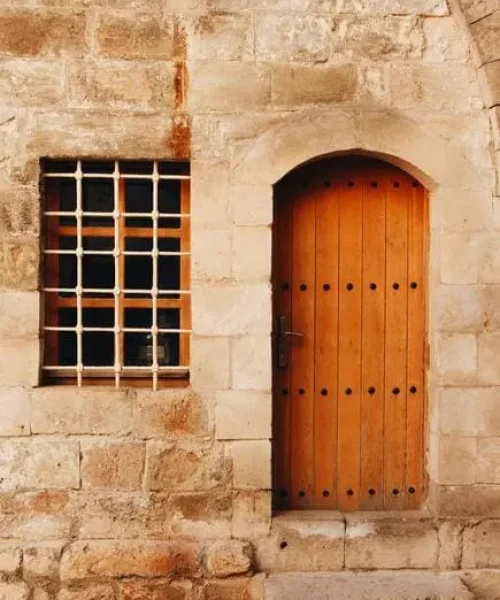 interiorismo-casas-rurales-casa-piedra-puerta-ventana