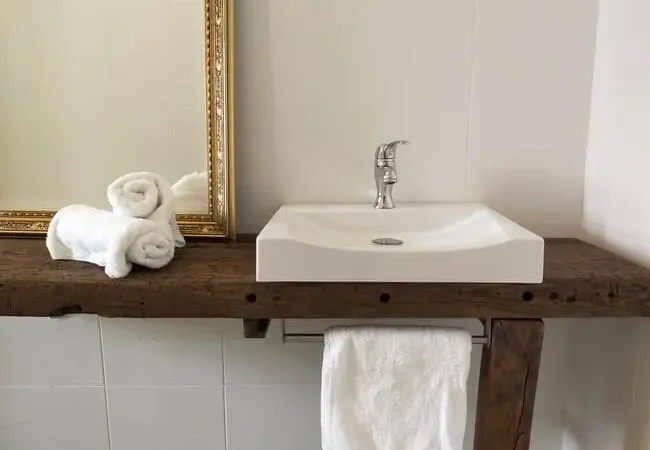 interiorismo-casas-rurales-lavabo-encimera-madera